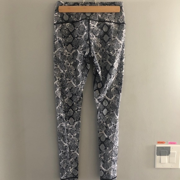 VICTORIA SECRET SPORT SNAKE PRINT LEGGINGS - Picture 3 of 3